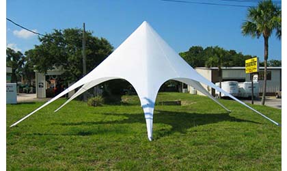 tente étoile blanche avec un mat central